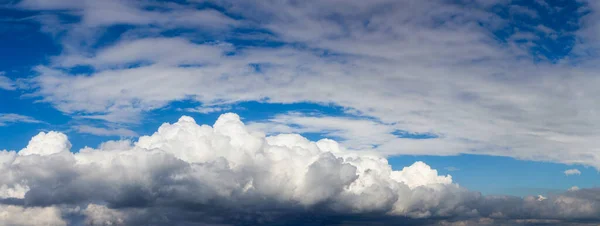 Pohled na nadýchané bílé mraky s modrou oblohou — Stock fotografie