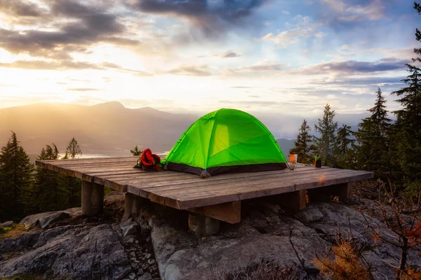 Tienda de campaña en la cima de una montaña con paisaje natural canadiense — Foto de Stock