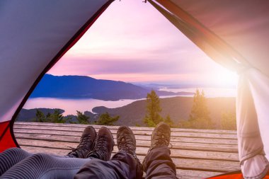 Çadırdan bot ve bacak manzarası