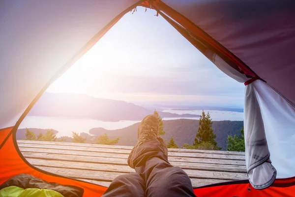 Camping Uitzicht van laarzen en benen uit de tent — Stockfoto