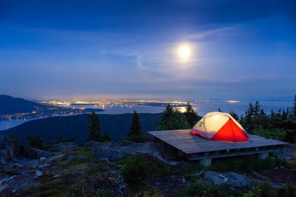 Zeltlager auf einem Berg mit kanadischer Naturlandschaft — Stockfoto