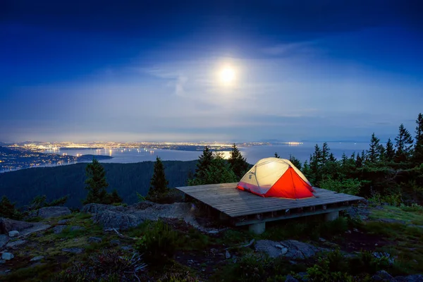 Zeltlager auf einem Berg mit kanadischer Naturlandschaft — Stockfoto