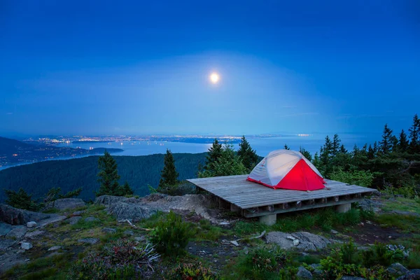 Zeltlager auf einem Berg mit kanadischer Naturlandschaft — Stockfoto