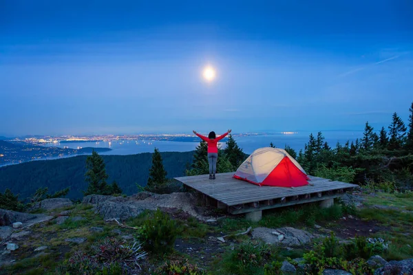 Tenda de acampamento no topo de uma montanha com paisagem natural canadense — Fotografia de Stock