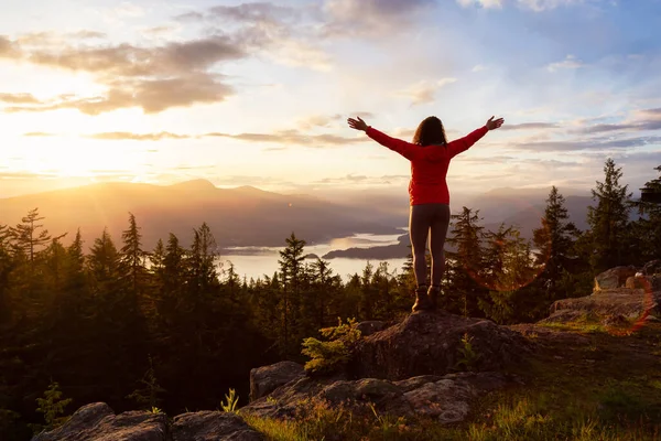 Kanada Doğa Manzaralı Bir Dağın Üzerinde Maceracı Kız — Stok fotoğraf