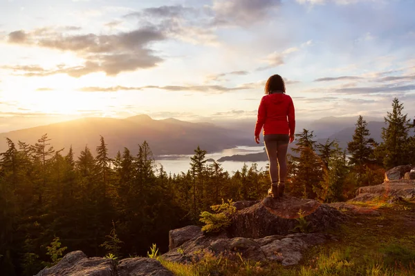 Äventyr Flicka på toppen av ett berg med kanadensisk natur landskap — Stockfoto