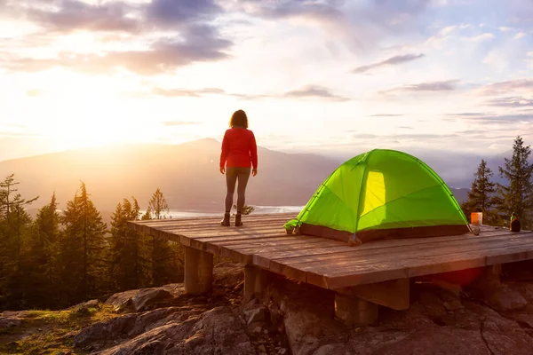 Avonturenmeisje bovenop een berg met Canadees natuurlandschap — Stockfoto