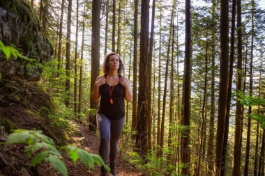 Yeşil ve canlı yağmur ormanlarında gezen maceracı kız.