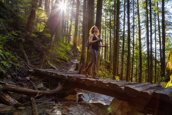 Chica aventurera caminando en un bosque lluvioso verde y vibrante —  Fotos de Stock