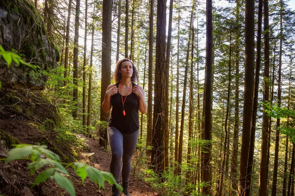 Chica aventurera caminando en un bosque lluvioso verde y vibrante —  Fotos de Stock