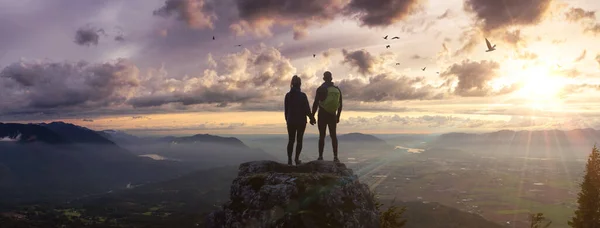 Fantasia aventura composta de um homem e mulher casal em um pico de montanha rochosa — Fotografia de Stock