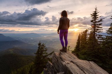 Gün batımında dağda bir kız