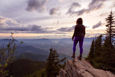 Gün batımında dağda bir kız
