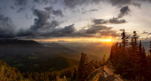 Beautiful Panoramic View of Fraser Valley during a colorful cloudy sunset. — Stock Photo, Image