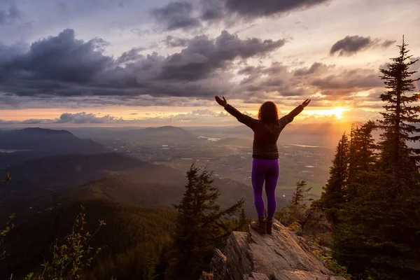 Dívka na hoře během západu slunce — Stock fotografie