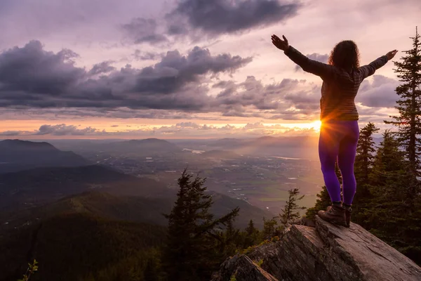 Meisje op de berg tijdens zonsondergang — Stockfoto