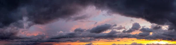 Prachtig panoramisch uitzicht op Cloudscape — Stockfoto