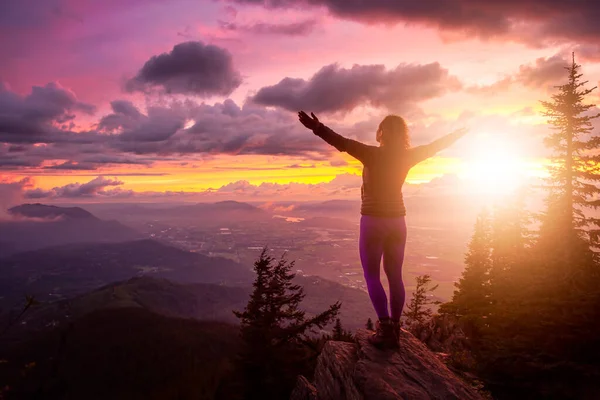 Avontuurlijk meisje bovenop een Rocky Mountain met uitzicht op de prachtige Canadese natuur — Stockfoto