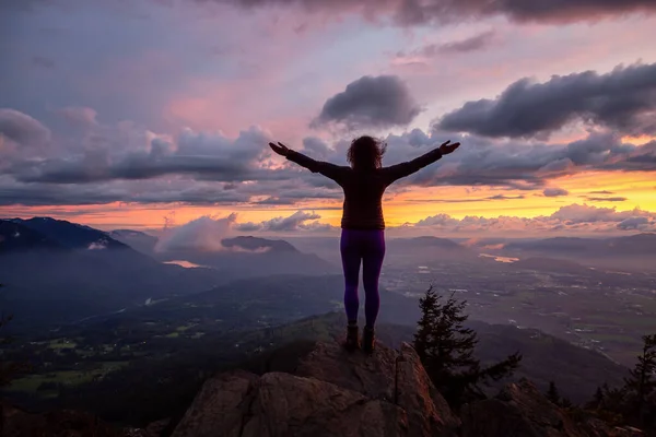 Chica aventurera en la cima de una montaña rocosa con vistas a la hermosa naturaleza canadiense — Foto de Stock