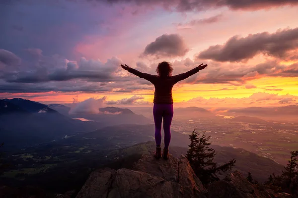 Dobrodružná dívka na vrcholu Rocky Mountain s výhledem na krásnou kanadskou přírodu — Stock fotografie