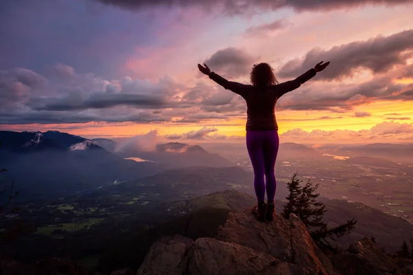 Dobrodružná dívka na vrcholu Rocky Mountain s výhledem na krásnou kanadskou přírodu — Stock fotografie