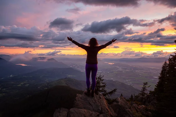 Dobrodružná dívka na vrcholu Rocky Mountain s výhledem na krásnou kanadskou přírodu — Stock fotografie