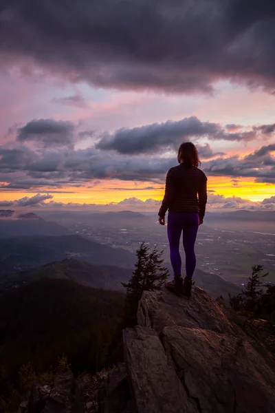 Dobrodružná dívka na vrcholu Rocky Mountain s výhledem na krásnou kanadskou přírodu — Stock fotografie