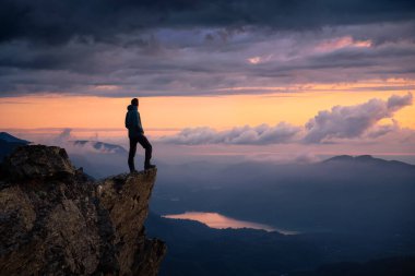 Uçurumun tepesinde bir adamla Fantezi Macera Birleşimi