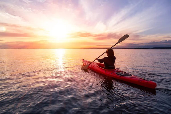 Zee Kajakken in rustig water tijdens een kleurrijke en levendige zonsondergang. — Stockfoto