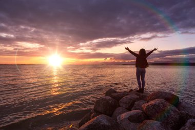 Güzel Günbatımının tadını çıkaran kız
