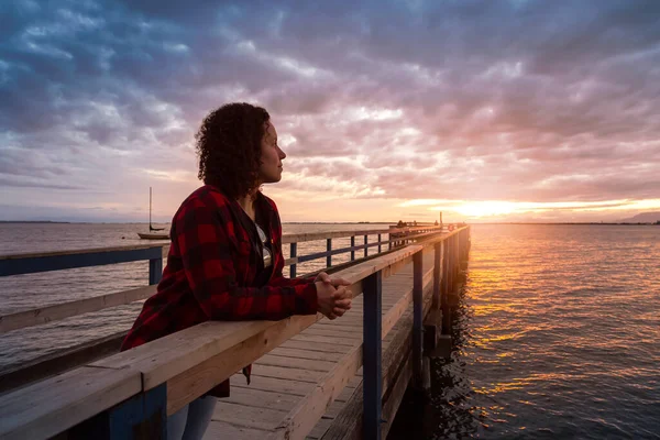 Menina desfrutando do belo pôr do sol — Fotografia de Stock