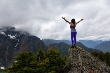 Kanada Doğa Manzarası ile Bir dağın tepesinde Maceracı Kız