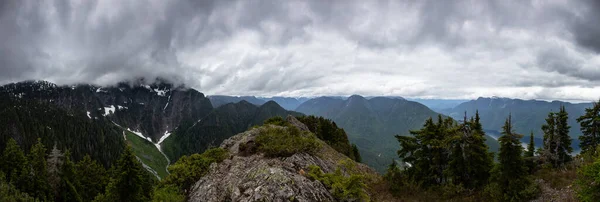 Bela vista panorâmica da paisagem montanhosa canadense — Fotografia de Stock