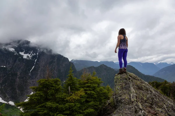 Девочка на вершине горы с канадским ландшафтом — стоковое фото