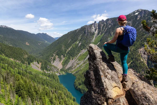 站在悬崖顶上的女孩，有着美丽的加拿大山景 — 图库照片