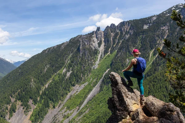 Cliff 의 꼭대기에 있는 소녀 - 아름다운 캐나다 산 풍경을 보여 주는 그림 — 스톡 사진
