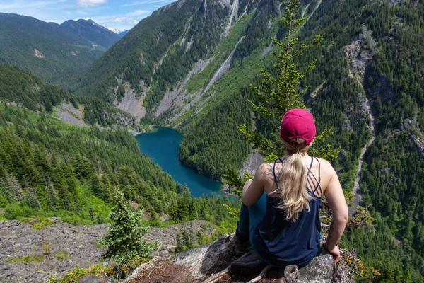 Chica en la cima del acantilado con hermosa vista del paisaje de montaña canadiense —  Fotos de Stock