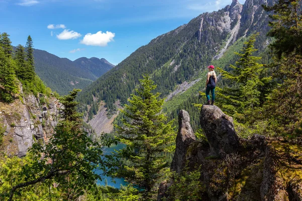 Девочка на вершине скалы с видом на канадский горный ландшафт — стоковое фото