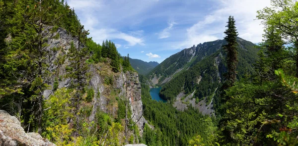 Bela vista da paisagem montanhosa canadense — Fotografia de Stock