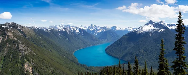 Bella vista panoramica del paesaggio montano canadese — Foto Stock