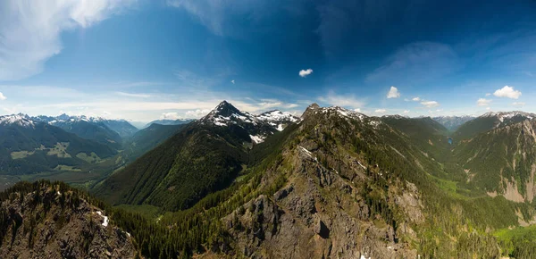 Luftaufnahme der kanadischen Berglandschaft während eines lebhaften, sonnigen Tages — Stockfoto