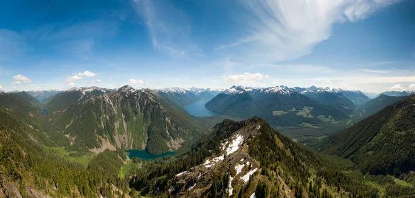 Luftaufnahme der kanadischen Berglandschaft während eines lebhaften, sonnigen Tages — Stockfoto