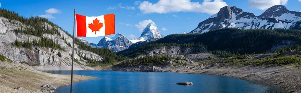 Bella vista panoramica del lago Og nel Parco Iconico Provinciale del Monte Assiniboine — Foto Stock