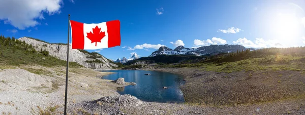 Krásný panoramatický výhled na Og Lake v Iconic Mt Assiniboine provinční park — Stock fotografie