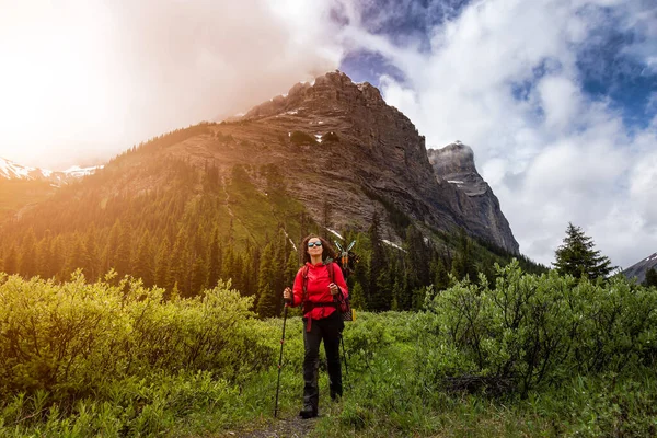 Mochileiro Feminino Caminhadas em Montanhas Rochosas Canadenses durante um dia nublado . — Fotografia de Stock