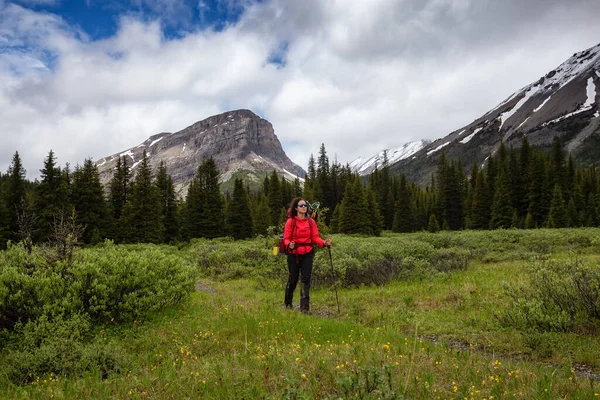 Žena Backpacker Turistika v Kanadě Rockies během zamračeného dne. — Stock fotografie