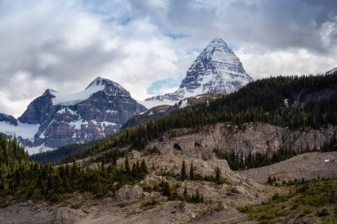 Banff yakınlarındaki Assiniboine Dağı İl Parkı