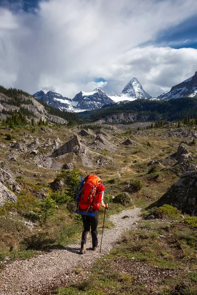 Dobrodružství Backpacking v Iconic Mt Assiniboine provinční park v blízkosti Banff — Stock fotografie