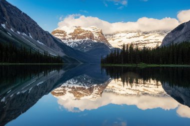 Kanada Rocky Dağları ile çevrili Güzel Marvel Gölü manzarası