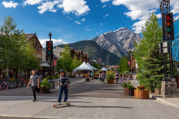 Main Street geschlossen, um während des Coronavirus mehr Raum für soziale Distanzierung zu lassen — Stockfoto